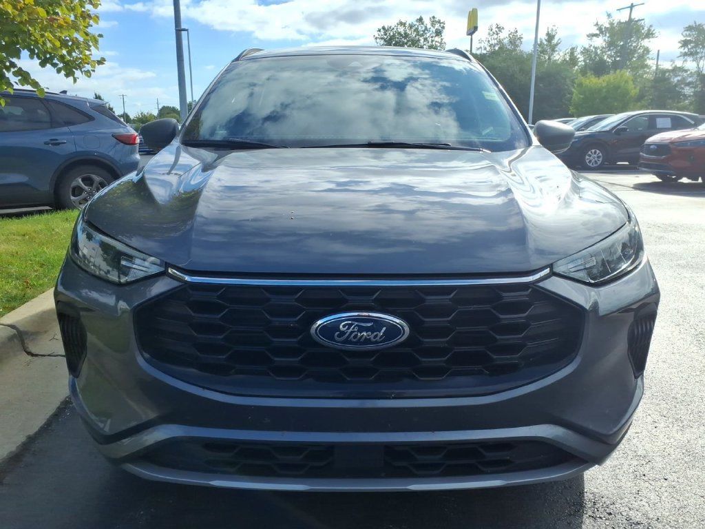 Used 2024 Ford Escape ST-Line w/ Tech Pack #1 AWD/4WD image 2