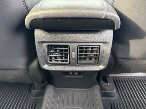 Used 2022 Toyota Venza XLE image 23