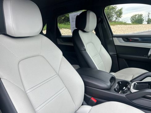 Used 2024 Porsche Cayenne AWD/4WD image 7