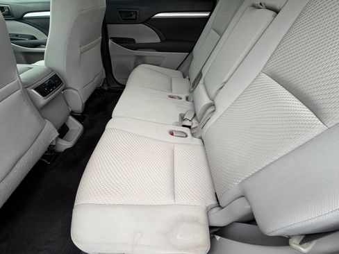 Used 2017 Toyota Highlander LE image 27
