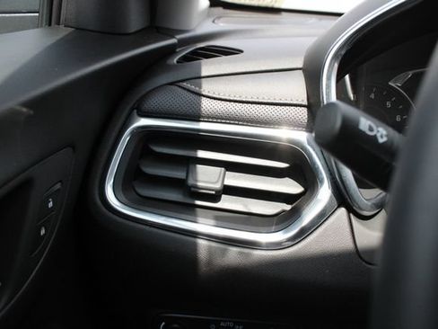 Used 2024 Chevrolet Equinox Premier AWD/4WD image 9