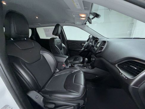 Used 2019 Jeep Cherokee Latitude Plus AWD/4WD image 13