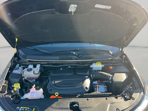 Used 2024 Chrysler Pacifica Select image 21