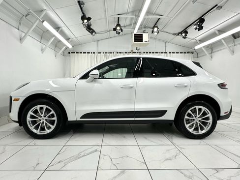 Certified 2025 Porsche Macan image 2
