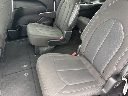 Used 2023 Chrysler Pacifica Touring FWD image 28