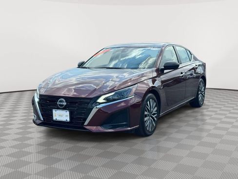 Used 2024 Nissan Altima 2.5 SV FWD image 3
