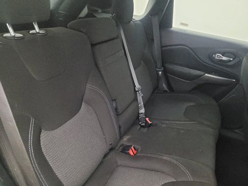 Used 2019 Jeep Cherokee Latitude w/ Popular Appearance Group FWD image 19