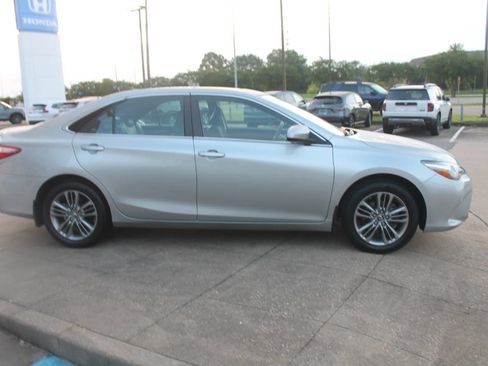 Used 2017 Toyota Camry SE w/ Moonroof Package FWD image 4