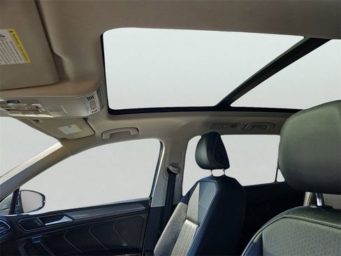 Used 2022 Volkswagen Tiguan SE w/ Panoramic Sunroof Package image 15
