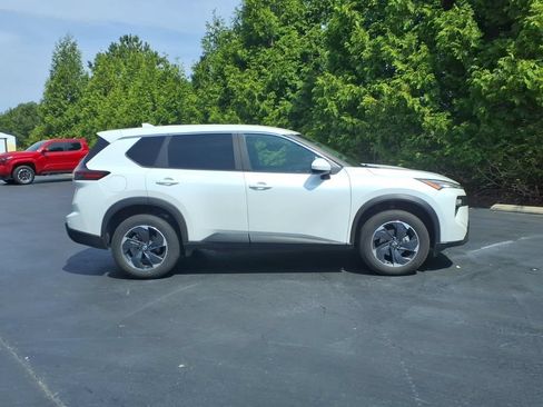 Used 2024 Nissan Rogue SV AWD/4WD image 2