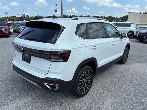 New 2025 Volkswagen Taos SE image 5