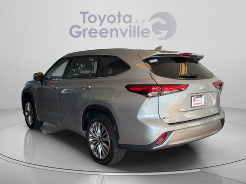 Used 2022 Toyota Highlander Platinum FWD image 4