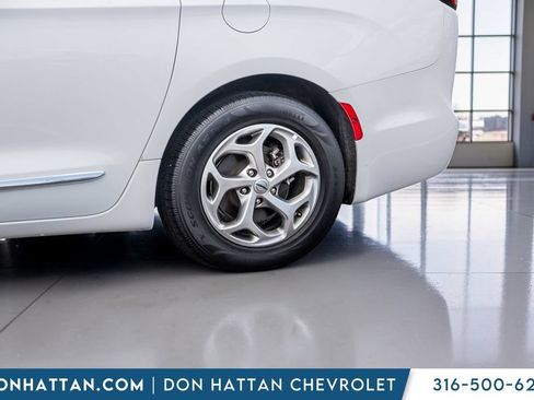 Used 2023 Chrysler Pacifica Limited FWD image 42