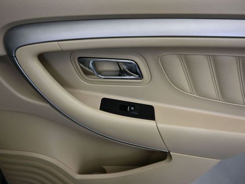 Used 2017 Ford Taurus SE image 32