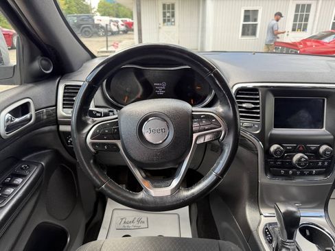 Used 2019 Jeep Grand Cherokee Laredo AWD/4WD image 10
