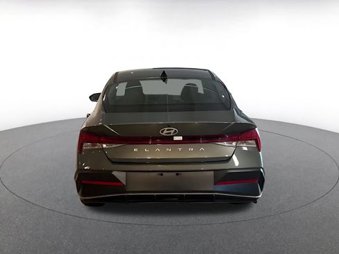 Used 2025 Hyundai Elantra SEL image 12