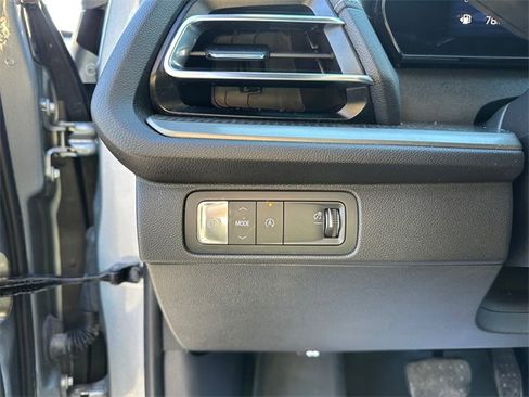 Used 2024 Chevrolet Traverse LT image 22