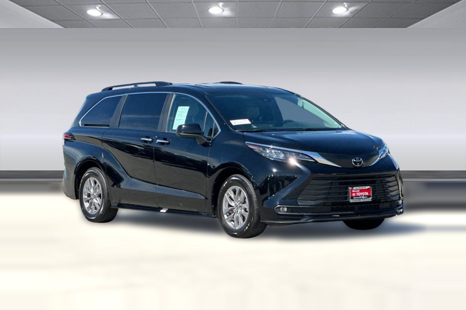 Used 2026 Toyota Sienna XLE FWD image 7