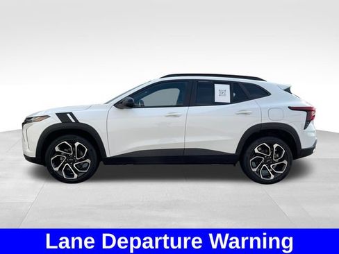 Used 2024 Chevrolet Trax RS w/ Sunroof Package FWD image 2