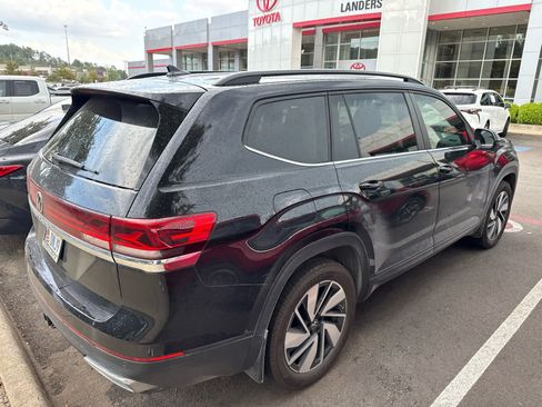 Used 2024 Volkswagen Atlas SE FWD image 3