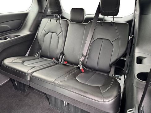 Used 2025 Chrysler Pacifica Select AWD/4WD image 17