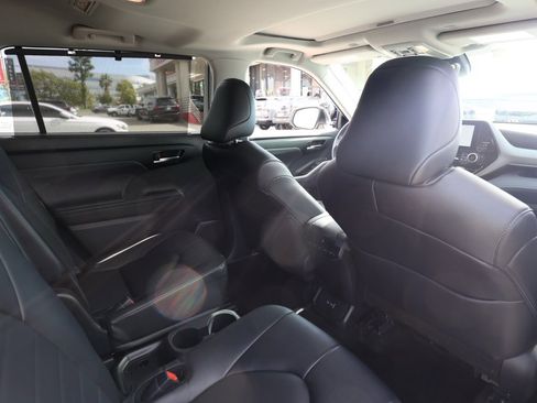 Used 2024 Toyota Highlander XLE image 17