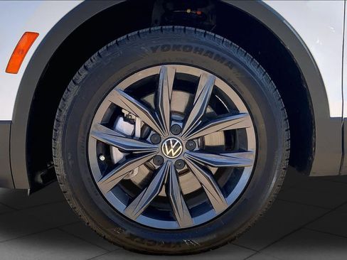 Used 2022 Volkswagen Tiguan SE FWD image 11
