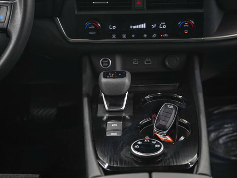 Used 2023 Nissan Rogue SV AWD/4WD image 17