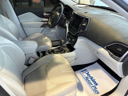 Used 2019 Jeep Cherokee Limited image 30