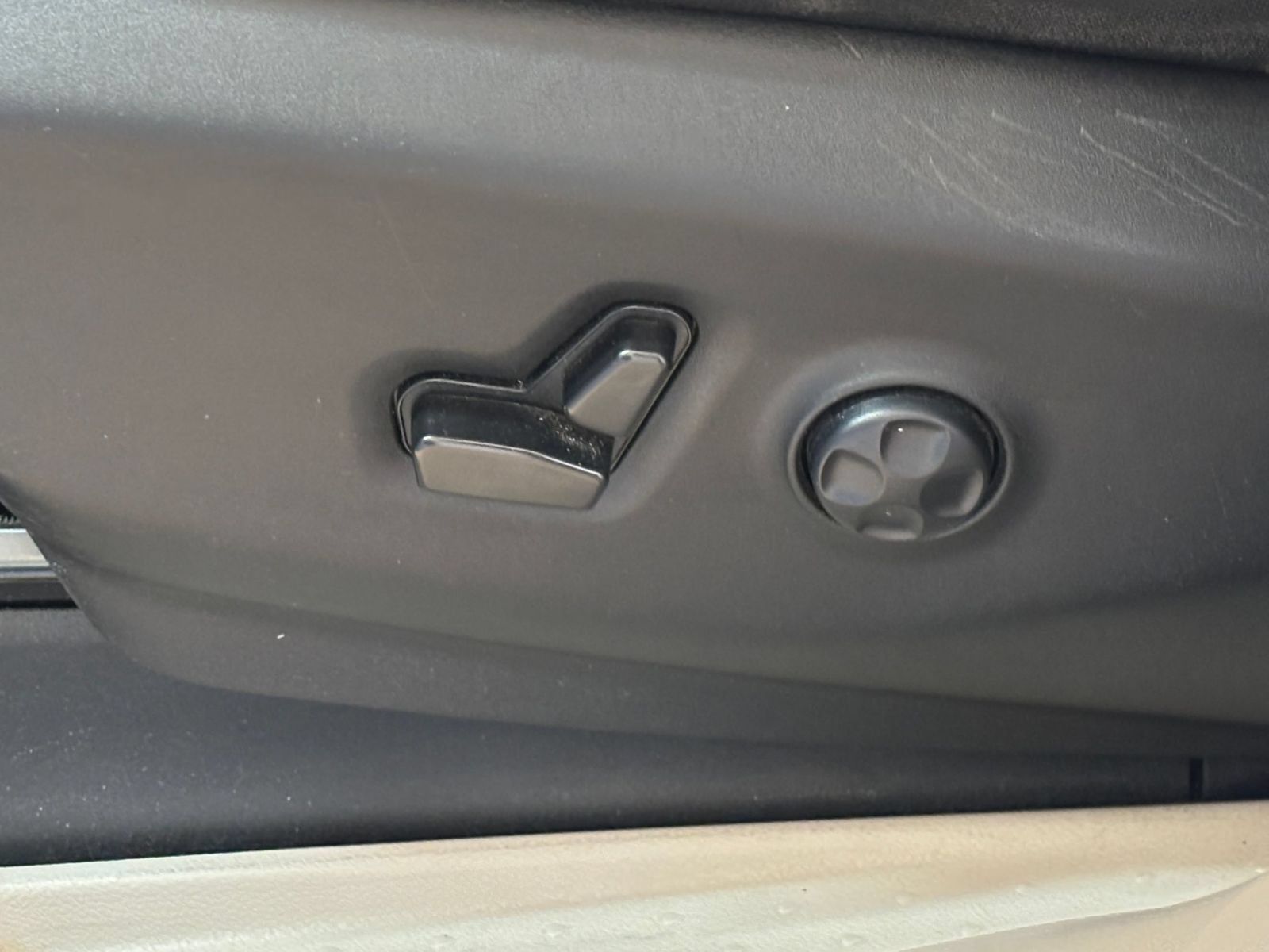 Used 2023 Chrysler Voyager LX FWD image 21