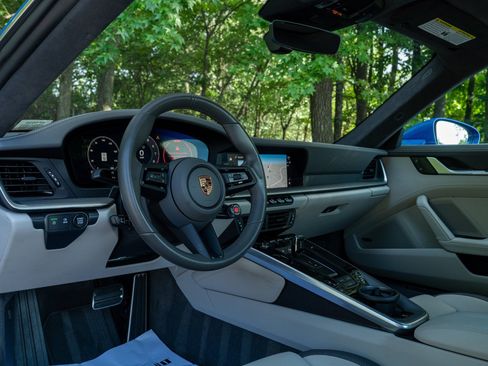 Certified 2025 Porsche 911 Carrera RWD image 4