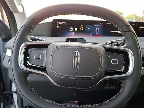 New 2025 Lincoln Navigator Reserve image 17