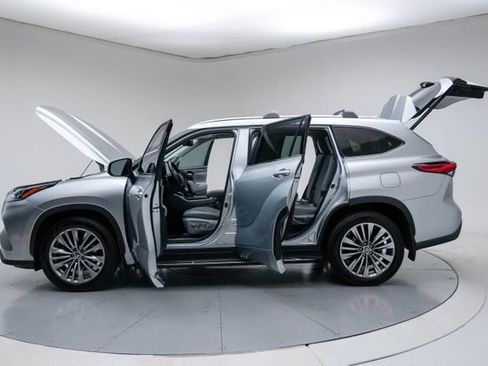 Used 2021 Toyota Highlander Platinum AWD/4WD image 18