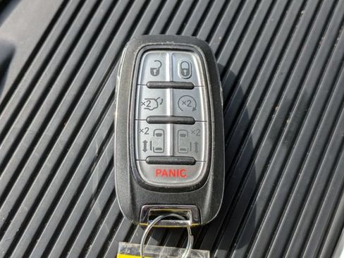 Used 2024 Chrysler Pacifica Limited FWD image 34