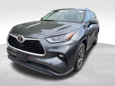 Used 2020 Toyota Highlander XLE FWD image 2