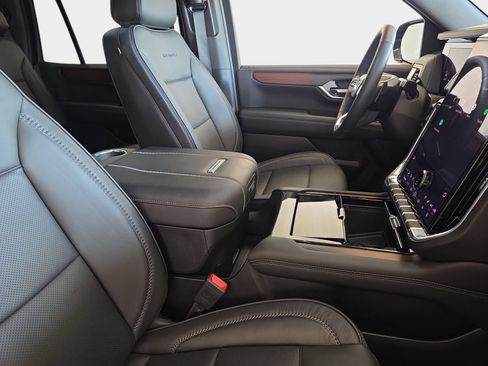Used 2025 GMC Yukon Denali w/ Sun & Power Step Package AWD/4WD image 10