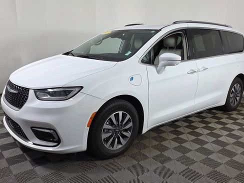 Used 2021 Chrysler Pacifica Touring-L FWD image 3