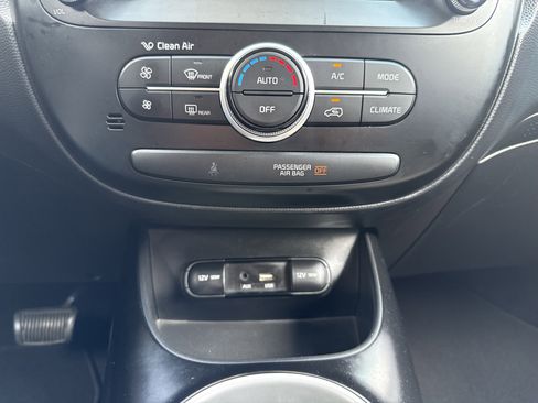 Used 2018 Kia Soul + FWD image 30