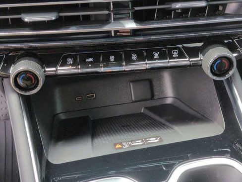 New 2026 Chevrolet Traverse LT w/ Sun and Wheel Package FWD image 18