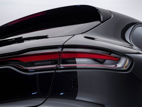 Certified 2025 Porsche Macan image 12