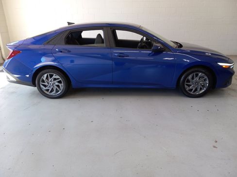 Used 2024 Hyundai Elantra SEL FWD image 2