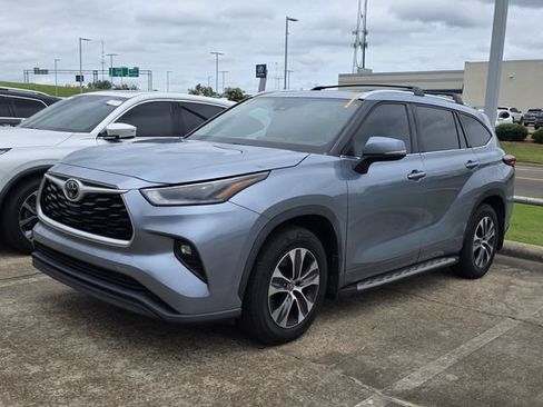 Used 2021 Toyota Highlander XLE FWD image 3
