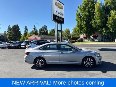 Used 2025 Volkswagen Jetta SE FWD image 1