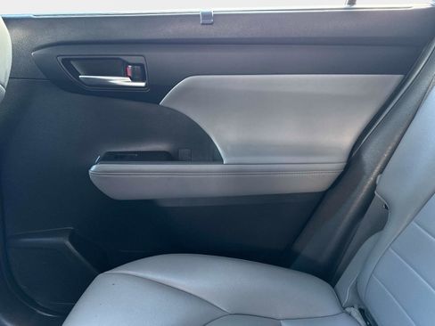 Used 2021 Toyota Highlander XLE image 15