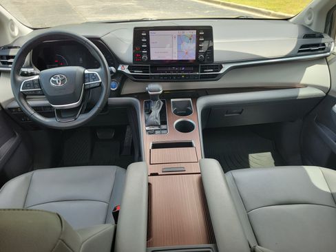 Used 2022 Toyota Sienna XLE w/ XLE Plus Package FWD image 12