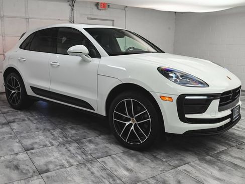 Used 2023 Porsche Macan AWD/4WD image 3