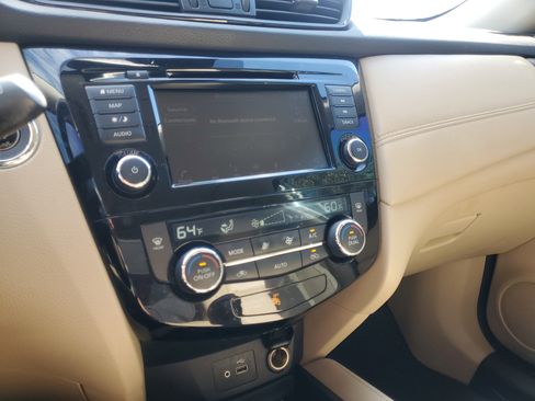 Used 2018 Nissan Rogue SL w/ Premium Package image 30