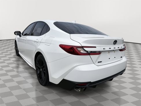 Used 2025 Toyota Camry SE image 3