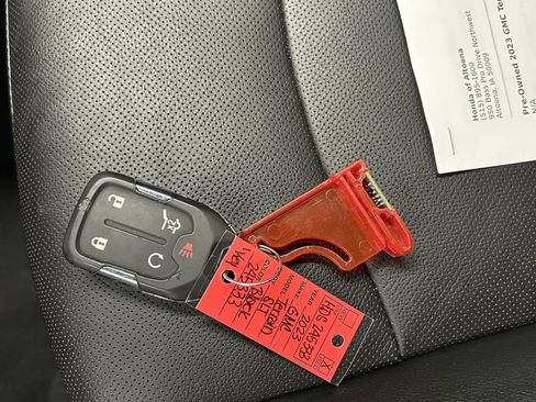 Used 2023 GMC Terrain SLT image 35