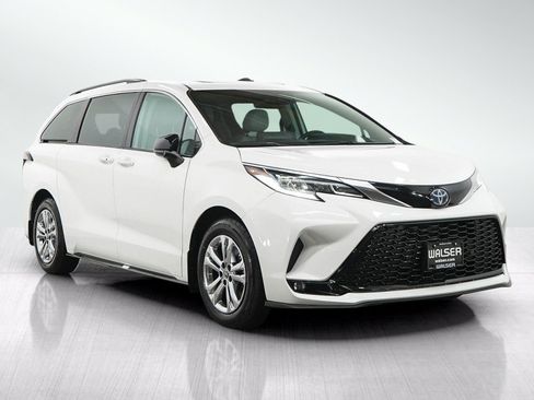 Used 2023 Toyota Sienna XSE AWD/4WD image 7